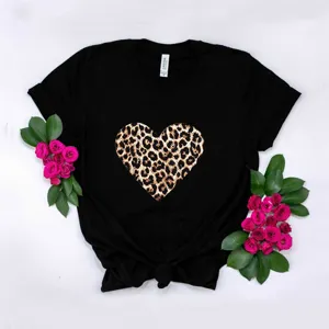 Zwart t-shirt met korte mouwen voor dames met stijlvolle luipaard hart print en knoopzoom