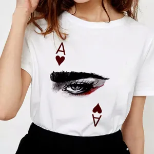Vista detallada de camiseta blanca con estampado de ojo estético y as de corazones.
