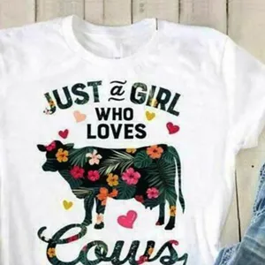 Dettaglio t-shirt bianca manica corta con stampa mucca floreale carina, top estivo.