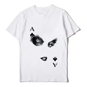 Vista detallada de camiseta blanca de manga corta para mujer con estampado gráfico de cartas.