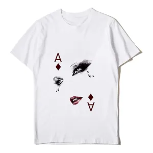 Primer plano de camiseta blanca manga corta con estampado artístico as de diamantes ojos labios.