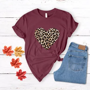 Luipaard hart korte mouw t-shirt detail, casual bordeaux damestop voor herfst.