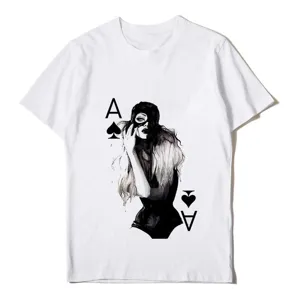 Camiseta blanca de manga corta con estampado grafico artistico de mujer as de picas