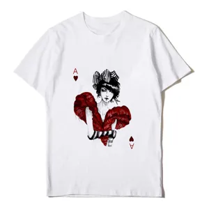 Detalle en primer plano del estampado gráfico As de cartas estilo Harajuku en tela blanca suave.