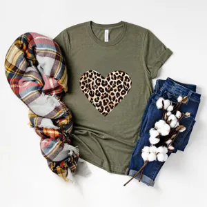 Dames olijfgroene korte mouwen t-shirt met trendy luipaardprint hart graphic design.
