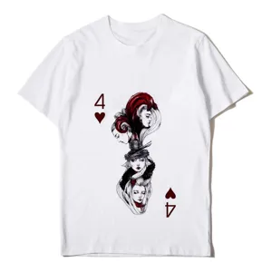 Camiseta blanca de manga corta para mujer con estampado gráfico estético de cartas de juego.