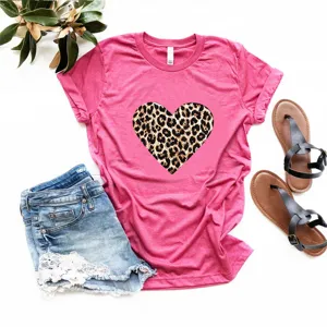 Roze t-shirt met korte mouwen en luipaardhartprint in stijlvol flat-lay detail.