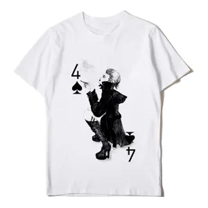Camiseta blanca de manga corta informal con gráfico de personaje punk y estampado de cartas.
