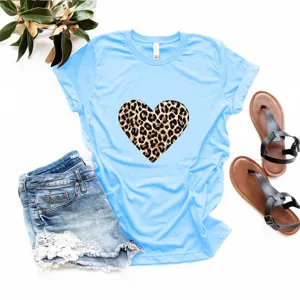 Lichtblauw korter mouw t-shirt met panterprint hart in flatlay detail scene setup.