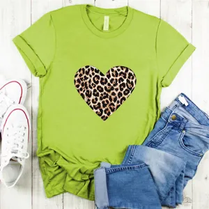 Limoengroen t-shirt met korte mouwen en luipaard hart print detail plus kraaglabel.