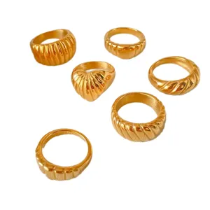 Lot de 6 bagues dorées texturées pour femmes, bijoux géométriques tendance et minimalistes.