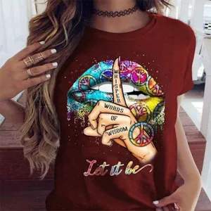 Gedetailleerd aanzicht van een bordeauxrode t-shirt met korte mouwen en vreedzame lippenprint.