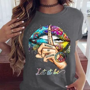 Detail van het donkergrijze grafische t-shirt met kleurrijke lippen en vredesteken.
