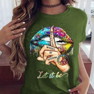 Gedetailleerd overzicht van het grafische lippen print t-shirt met korte mouwen en vredesdesign.