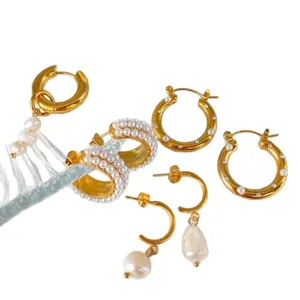 Set di orecchini a cerchio con perle dorate, design minimalista di tendenza per donna.
