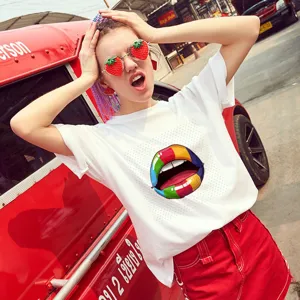 Vue détaillée du t-shirt blanc à manches courtes avec impression de lèvres colorées.
