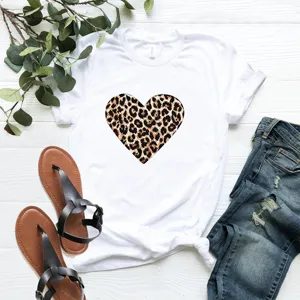 Witte korte mouw t-shirt detail met luipaard hart print toont casual zomerstijl ontwerp.