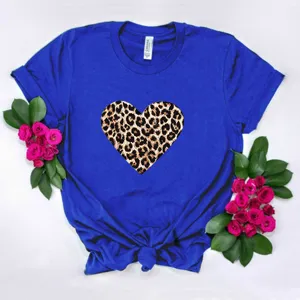 Detail van een blauw t-shirt met korte mouwen, een luipaardprint hart en geknoopt zoom.
