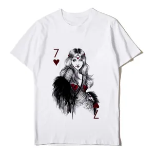 Camiseta blanca de manga corta con diseño gráfico vintage de estética de naipes para mujer.