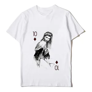 Vista detallada de camiseta blanca de manga corta para mujer con estampado de naipes.