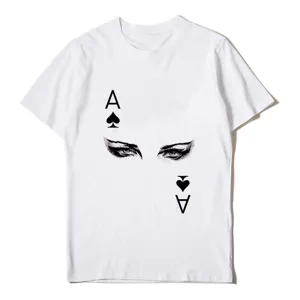 Vista detallada de camiseta blanca de manga corta con exclusivo estampado de as de picas y ojos.