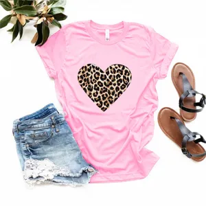 Roze korte mouwen t-shirt met trendy luipaardprint hart graphic, stijlvolle casual outfit.
