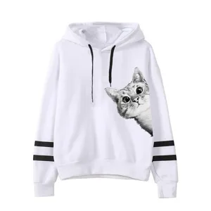 Nahaufnahme eines weißen Hoodies mit schwarzen Kordeln, Ärmelstreifen und süßer Kätzin.