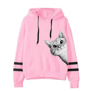 Rosa Kapuzenpullover mit schwarzen Doppelstreifen an den Ärmeln und süßem Katzen Motiv.