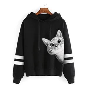 Nahaufnahme des schwarzen Hoodies mit weißen Doppelstreifen und niedlichem Katzenmotiv.