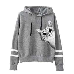 Grauer Kapuzenpullover Detail mit Katzenmotiv und Doppelstreifen an den Ärmeln für Alltag.