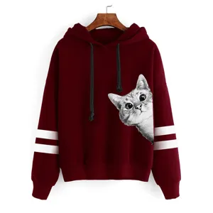 Kapuzenpullover mit Katzenprint, doppelten Streifen am Ärmel und praktischer Kordel.