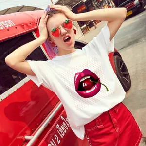 T-shirt blanc à manches courtes style été décontracté avec imprimé lèvres sexy
