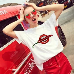Gros plan détaillé du t-shirt blanc femme avec imprimé graphique lèvres et piment rouge.