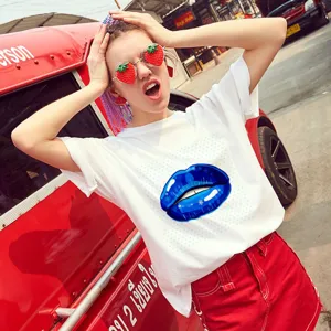 T-shirt à manches courtes blanc avec un imprimé graphique de lèvres bleues pour femmes.