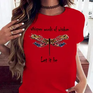 Vue detail du t-shirt rouge femme manches courtes avec impression artistique de libellule.