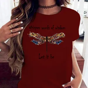 Vue détaillée du t-shirt marron décontracté pour femme avec imprimé libellule et citation.