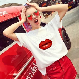 T-shirt blanc à manches courtes décontracté avec imprimé graphique de lèvres rouges pour l'été