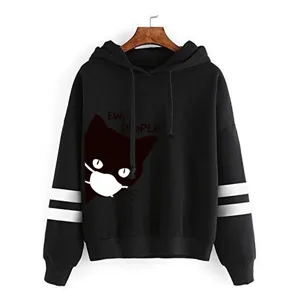 Felpa con cappuccio nera unisex con grafica di gatto e doppie strisce sulle maniche.