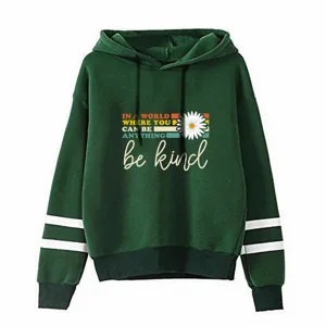 Détail de sweat à capuche vert avec impression de marguerite et citation motivante.