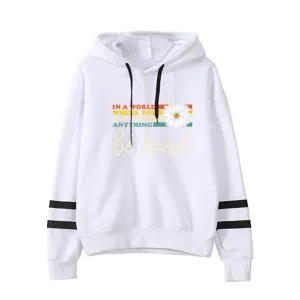 Vue détaillée du sweat à capuche blanc avec bandes sur les manches et imprimé inspirant.