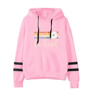 Sweat à capuche rose avec bandes doubles sur les manches et imprimé marguerite inspirant.