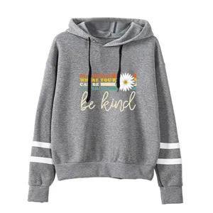 Sweat à capuche gris avec manches à doubles rayures et imprimé graphique de marguerite inspirant