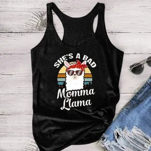 Detailopname van de zwarte modal tanktop met schattige bandana alpaca grafische en tekst.