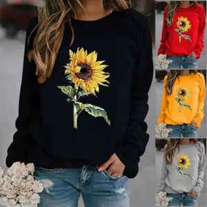Detailansicht des lässigen Langarm-Sweatshirts mit leuchtendem Sonnenblumen-Print und bequemem Schnitt.