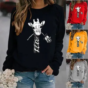 Detailansicht des lässigen Damen Langarm Rundhals Sweatshirts mit niedlichem Giraffenprint.
