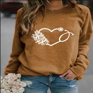 Detailansicht des braunen Damen Sweatshirts mit medizinischem Herz und Rosenprint.