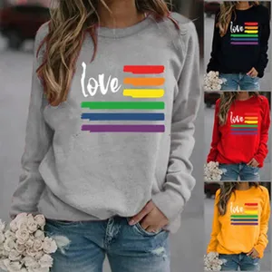 Detailansicht des langärmligen Damen Sweatshirts mit Love Print und bunten Streifen.