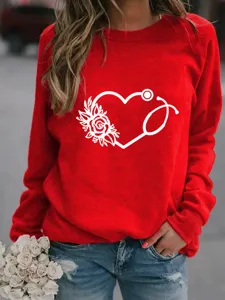 Nahaufnahme des roten Sweatshirts mit einem medizinischen Stethoskop-Herz-Blumen-Druck.