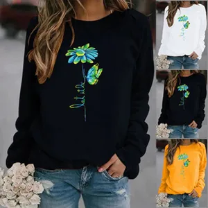 Detailansicht des langärmeligen Damen Sweatshirts mit Blumen und Schmetterling Grafik.