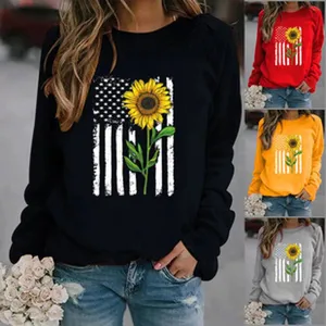 Detailansicht des Damen Langarm Sweatshirts mit amerikanischer Flagge und Sonnenblumenprint.